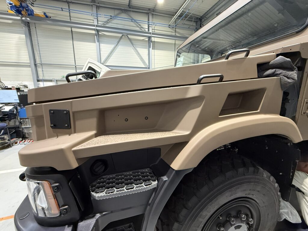 Capot polyester peint pour le camion de défense SCANIA Vampire, fabriqué par SIAM